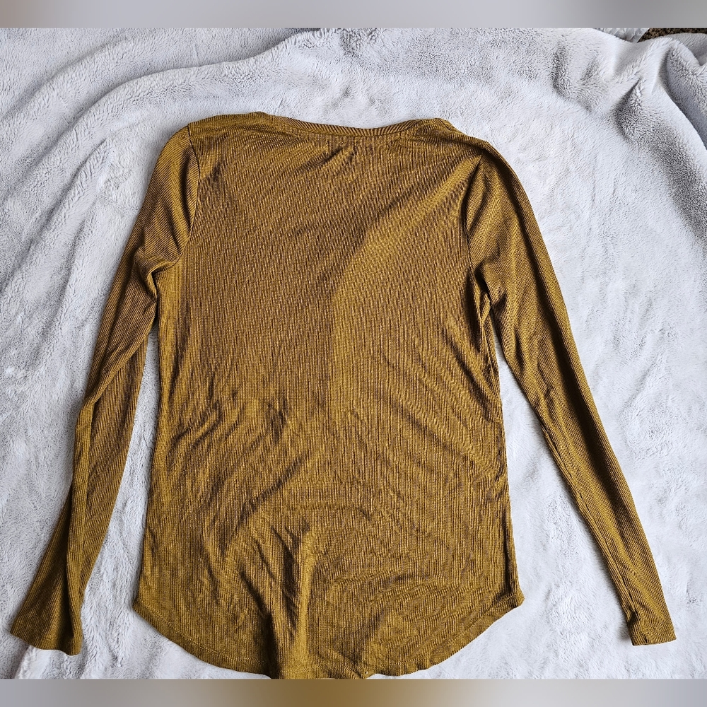Long Sleeve Button Front Ribbed Tee - Picture 4 of 4